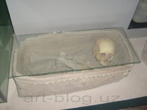Асуарий с человеческими останками.  Музей Афросиаба. Самарканд