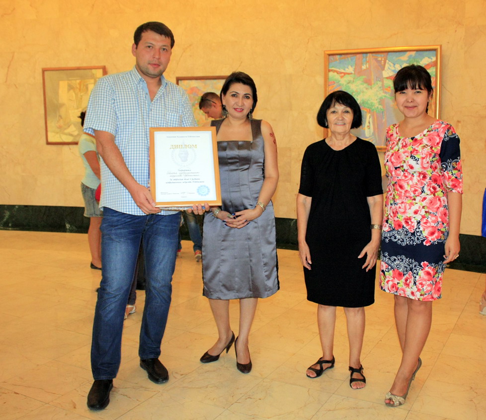 Фото в юбилейную выставку с Дипломом Академии художеств Узбекистана