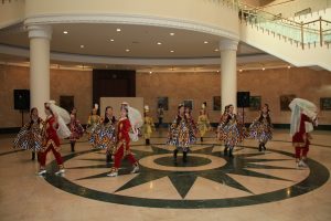 Детский танцевальный коллектив на открытии сезона выставок в ГНБУ