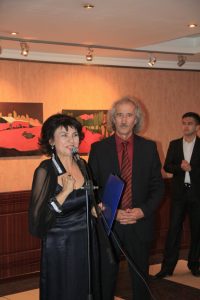Выставку открывает Насима Джураева, супруга И.Валиходжаева.
