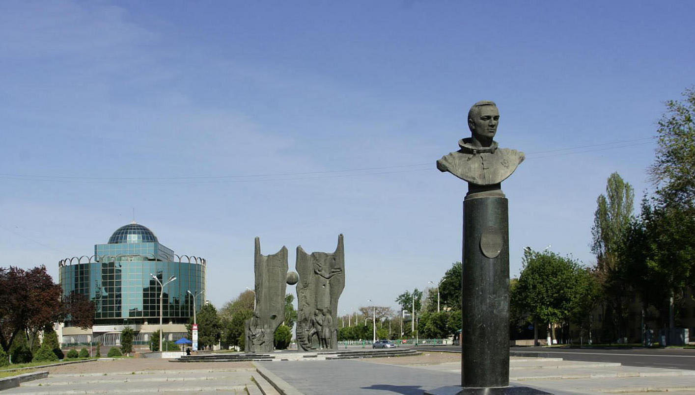 Area of Cosmonauts in Tashkent. Sculptural composition "Cosmos" by J. Shapiro. 1984