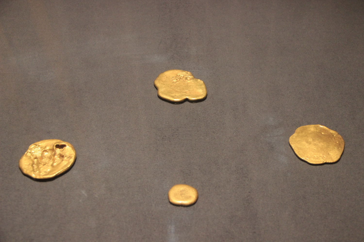 Экспозиция плоских слитков золота.
