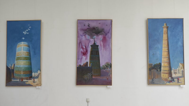Тура Курязов. Экспозиция картин с минарами Хивы. 2016