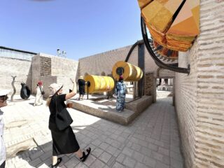 Вырезано из одного полотна, 2024–2025. Автор Азиза Кадыри, УзбекистанАнглия, совместно с Юлдуз Мухиддиновой, Узбекистан.